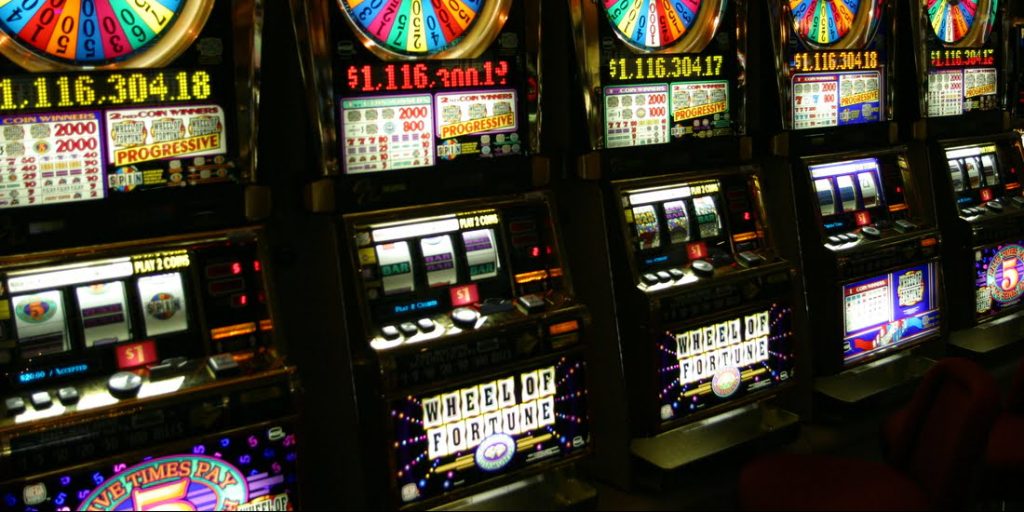 How to make money playing slots